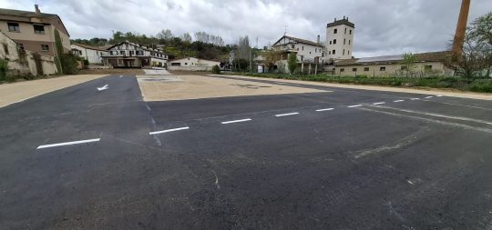 Imagen de la noticia: ADECUACIÓN PARCELA PARA ÁREA DISUASORIA INTELIGENTE DE ACOGIDA DE VEHÍCULOS EN PUENTE LA REINA/GARES